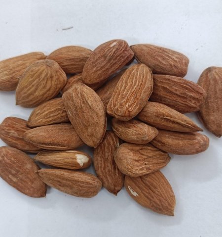لوز ني حبة كاملة وسط